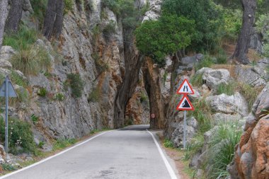 Dağın içinden Mallorca, Sa Calobra 'ya giden yolu daralt. Ünlü MA-2141 yolu üzerinde.