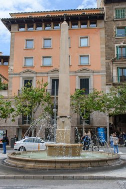 Palma de Mallorca, Mallorca, İspanya - 05.03.2022: Passeig del Mallorca 'da doğan Turtle Fountain (La Font de les Tortugues)