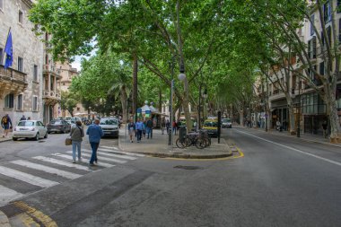 Palma de Mallorca, Mallorca, İspanya - 05.03.2022: Palma de Mallorca sokaklarında yürüyen ve park halindeki insanlar