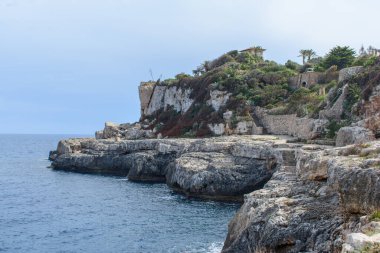 Cala Figuera, Mallorca, İspanya 'da sahil kayalıkları ve turkuaz su