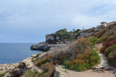 Cala Figuera, Mallorca, İspanya 'da sahil kayalıkları ve turkuaz su