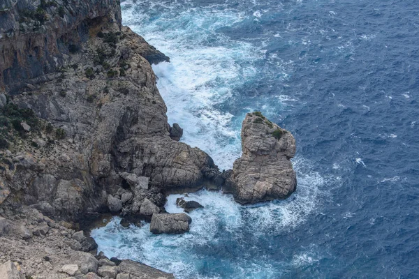 Mirador Es Colomer Formentor, Mallorca, İspanya 'daki sahil kayalıklarına çarpan dalgalara bakın.
