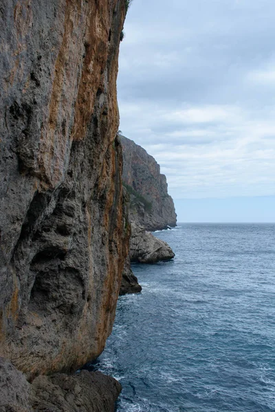 İspanya 'nın Sa Calobra Mallorca kentindeki Torrent de Pareis' deki sahil kayalıkları