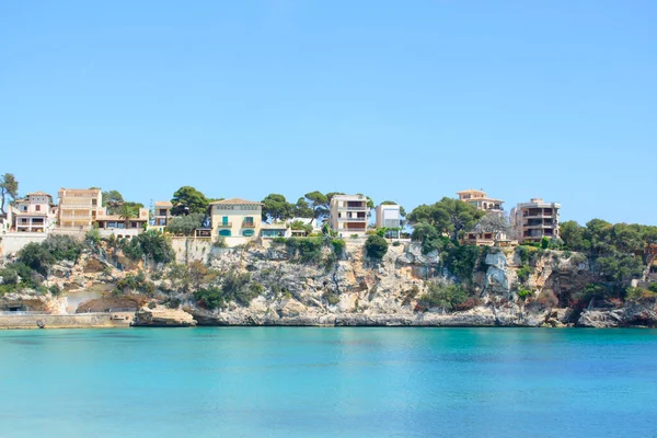Houses Top Coastal Cliffs Porto Cristo Calm Turquoise Sea Water — Stock Photo, Image