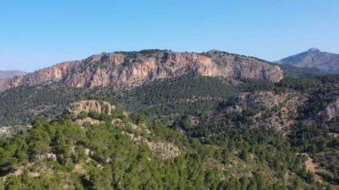 Peguera, Mallorca, İspanya 'daki dağın tepesindeki uçurumların hava paralel görüntüsü