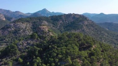 İspanya, Mallorca 'da, Peguera' da, dağın tepesindeki uçurumlarda uçan hava görüntüleri
