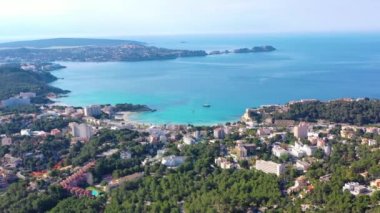 Peguera 'nın etrafından oteller ve plajlarla uçan havadan çekilen görüntüler. Arka planda deniz var. Mallorca, Balearic Adaları, İspanya