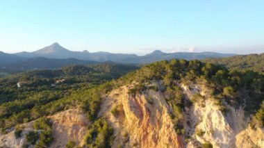 Deniz kenarından Peguera 'daki sahil uçurumlarının havadan çekilmiş görüntüleri. Arka planda dağlar. Mallorca, Balearic Adaları, İspanya
