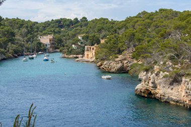 Cala Figuera körfezinde tekneler