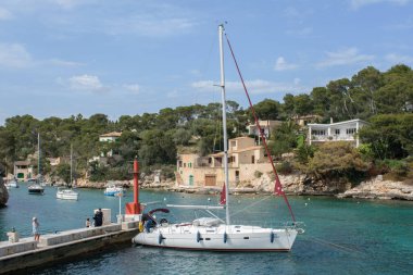 Cala Figuera, Mallorca, İspanya - 05.02.2022: Liman ajanları ve yelkenli Cala Figuera limanında