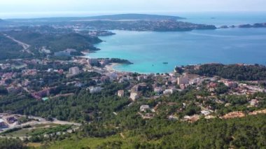 Peguera 'nın etrafından oteller ve plajlarla uçan havadan çekilen görüntüler. Arka planda deniz var. Mallorca, Balearic Adaları, İspanya