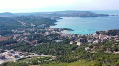 Oteller ve plajlarla Peguera 'ya doğru uçan bir hava çekimi. Arka planda deniz var. Mallorca, Balearic Adaları, İspanya