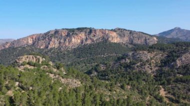 Peguera, Mallorca, İspanya 'daki dağın tepesindeki uçurumların hava paralel görüntüsü