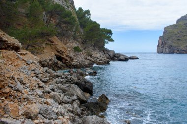 Sa Calobra, Mallorca, İspanya 'da turkuaz deniz suyu ve kıyı kayalıkları