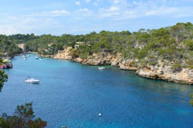 Cala Figuera körfezinde tekneler