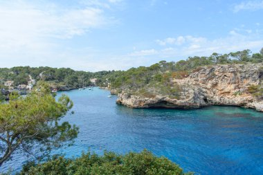 Cala Figuera, Mallorca, İspanya 'da turkuaz su ve kıyı kayalıkları