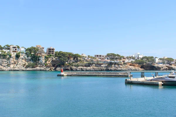 Maisons Sommet Des Falaises Côtières Porto Cristo Eau Mer Calme — Photo