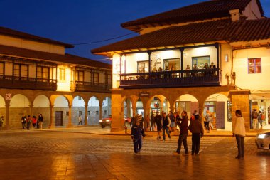 Geceleri Cuzco (veya Cusco). İnka İmparatorluğu 'nun eski başkenti, şimdi gelişen bir turizm merkezi..