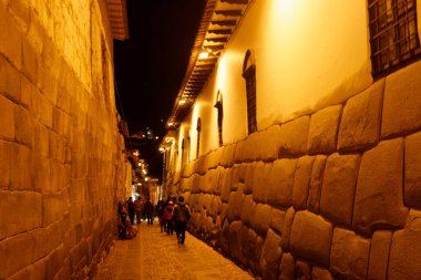 Geceleri Cuzco (veya Cusco). İnka İmparatorluğu 'nun eski başkenti, şimdi gelişen bir turizm merkezi..