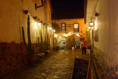 Geceleri Cuzco (veya Cusco). İnka İmparatorluğu 'nun eski başkenti, şimdi gelişen bir turizm merkezi..