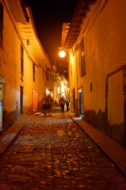 Geceleri Cuzco (veya Cusco). İnka İmparatorluğu 'nun eski başkenti, şimdi gelişen bir turizm merkezi..