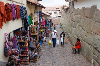 Cuzco (veya Cusco) bir yaz gününde. Bir zamanlar İnka İmparatorluğu 'nun başkentiydi, şimdi ise gelişen bir turizm merkezi..