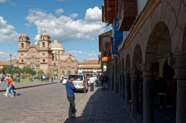 Cuzco (veya Cusco) bir yaz gününde. Bir zamanlar İnka İmparatorluğu 'nun başkentiydi, şimdi ise gelişen bir turizm merkezi..