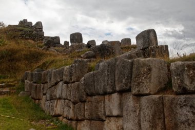 Cuzco 'da Sacsayhuaman (ya da Cusco) bir yaz gününde. Sihirli güçleriyle ünlü eski bir İnka kalesi..