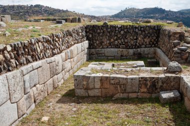 Cuzco 'da Sacsayhuaman (ya da Cusco) bir yaz gününde. Sihirli güçleriyle ünlü eski bir İnka kalesi..