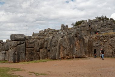 Cuzco 'da Sacsayhuaman (ya da Cusco) bir yaz gününde. Sihirli güçleriyle ünlü eski bir İnka kalesi..
