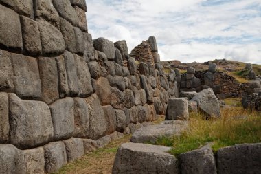 Cuzco 'da Sacsayhuaman (ya da Cusco) bir yaz gününde. Sihirli güçleriyle ünlü eski bir İnka kalesi..