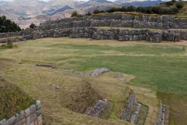 Cuzco 'da Sacsayhuaman (ya da Cusco) bir yaz gününde. Sihirli güçleriyle ünlü eski bir İnka kalesi..