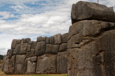 Cuzco 'da Sacsayhuaman (ya da Cusco) bir yaz gününde. Sihirli güçleriyle ünlü eski bir İnka kalesi..