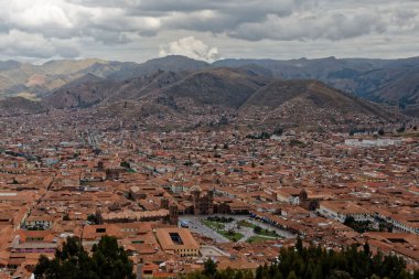 Cuzco (veya Cusco) bir yaz gününde. Bir zamanlar İnka İmparatorluğu 'nun başkentiydi, şimdi ise gelişen bir turizm merkezi..