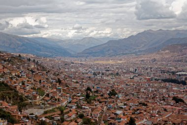 Cuzco (veya Cusco) bir yaz gününde. Bir zamanlar İnka İmparatorluğu 'nun başkentiydi, şimdi ise gelişen bir turizm merkezi..