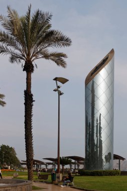 Lima, Miraflroes bölgesindeki Larcomar alışveriş merkezi, Pasifik 'e bakan bir uçuruma inşa edilmiş..