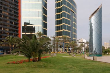 Lima, Peru 'nun Miraflores ilçesindeki modern iş ve konut kuleleri.