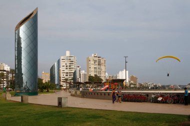 Lima, Miraflroes bölgesindeki Larcomar alışveriş merkezi, Pasifik 'e bakan bir uçuruma inşa edilmiş..
