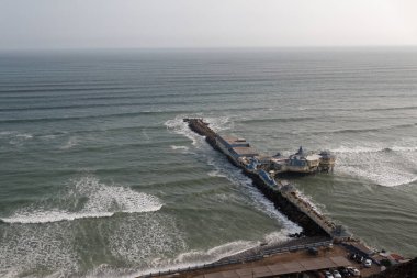 Lima, Peru 'daki Pasifik kıyıları, yaklaşan dalgalarda sarp kayalıkları oluşturur..