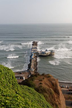 Lima, Peru 'daki Pasifik kıyıları, yaklaşan dalgalarda sarp kayalıkları oluşturur..