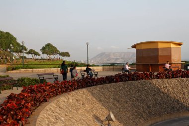 Lima 'nın Miraflores bölgesindeki dik kayalıklarda, renkli sembolik banklar ve bir çift heykeli olan Parque del Amor..