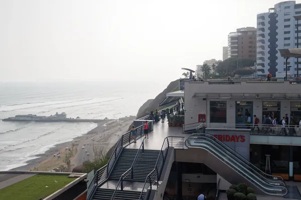 Lima Miraflroes Bölgesindeki Larcomar Alışveriş Merkezi Pasifik Bakan Bir Uçuruma — Stok fotoğraf