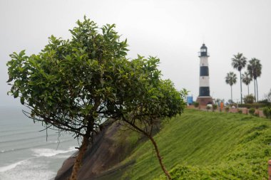 Pasifik kıyılarına bakan uçurumdaki deniz feneri bulutlu bir günde.