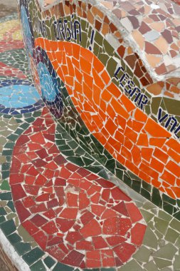 Lima 'nın Miraflores bölgesindeki dik kayalıklarda, renkli sembolik banklar ve bir çift heykeli olan Parque del Amor..