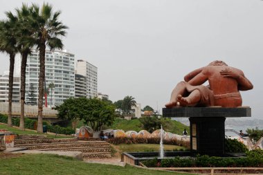 Lima 'nın Miraflores bölgesindeki dik kayalıklarda, renkli sembolik banklar ve bir çift heykeli olan Parque del Amor..