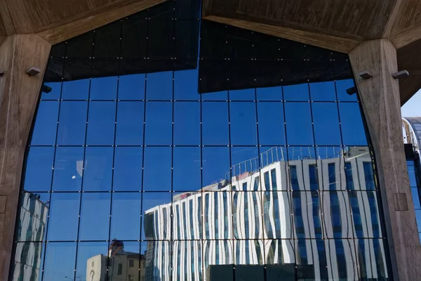 Nuovo Hotel Mercure Riflesso Nel Muro Cinta Della Stazione Ferroviaria — Foto Stock