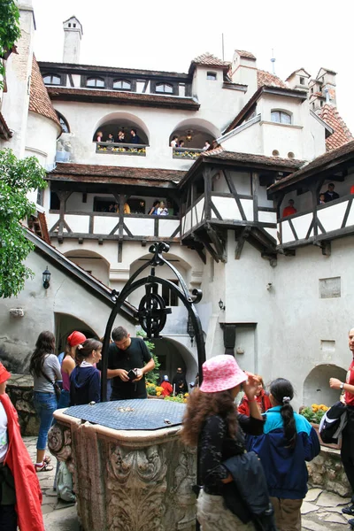 Inner Courtyard Bran Castle Romania Filled Tourists — Foto Stock