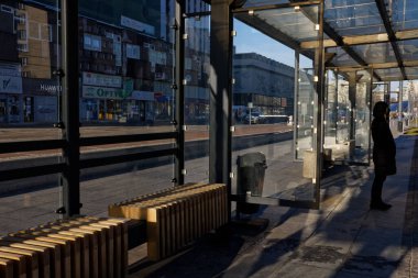 Kadın figürlü, Katowice (Korfantego Caddesi) şehir merkezindeki otobüs durağı..
