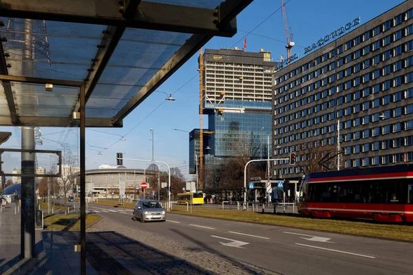 Katowice Korfantego のダウンタウンにあるバス停の避難所で Ktw複合施設が建設中です — ストック写真