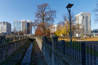 Kasım 2021 'de Katowice şehir merkezindeki Plac Przyjaciol z Miszkolca, şehir manzarası, gökyüzü, ruind bencehs ve park.